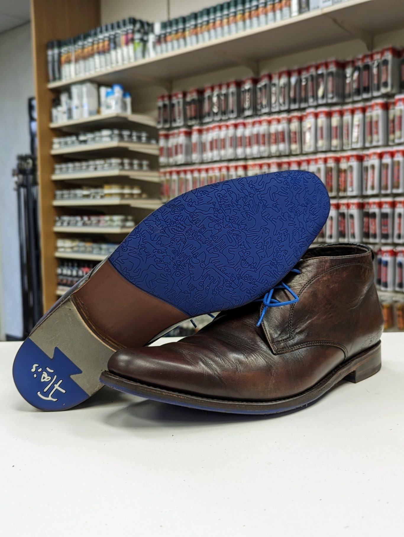 floris van Bommel Bruine herenschoen met een blauwe inlegzool, dichtbij gefotografeerd.